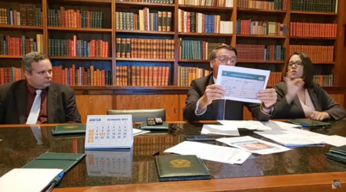 Bolsonaro diz que mãe tomou vacina de Oxford, não CoronaVac