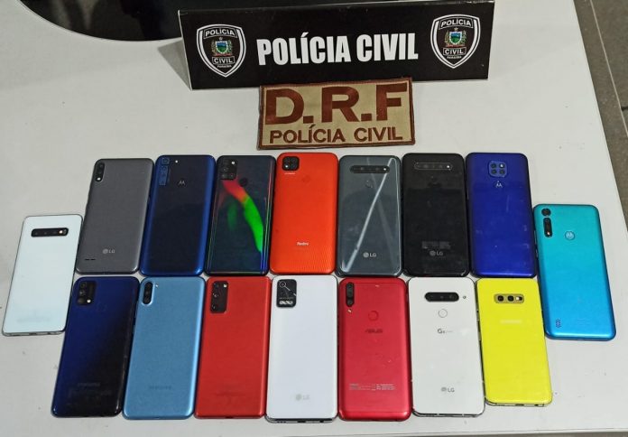 Homem é preso com 16 celulares roubados de loja de eletrônicos, em Campina Grande