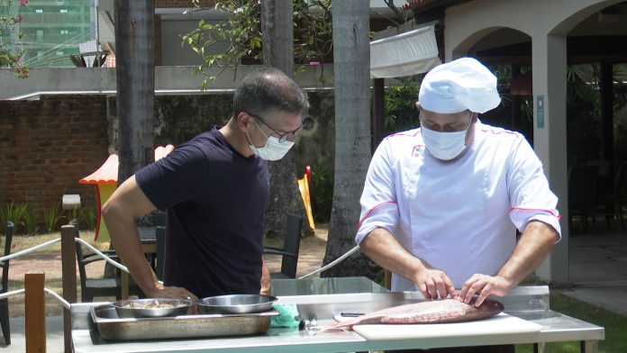 Aprenda como limpar peixes e camarões e fazer receita de caldos com as sobras, no Chef JPB