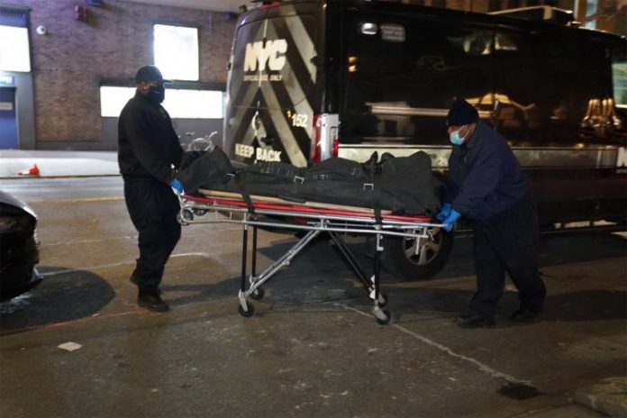 Ator é encontrado morto ao lado da mãe de 95 anos em hotel de luxo de Nova York