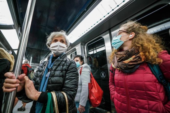 Rio de Janeiro confirma transmissão local de variantes brasileira e britânica do coronavírus