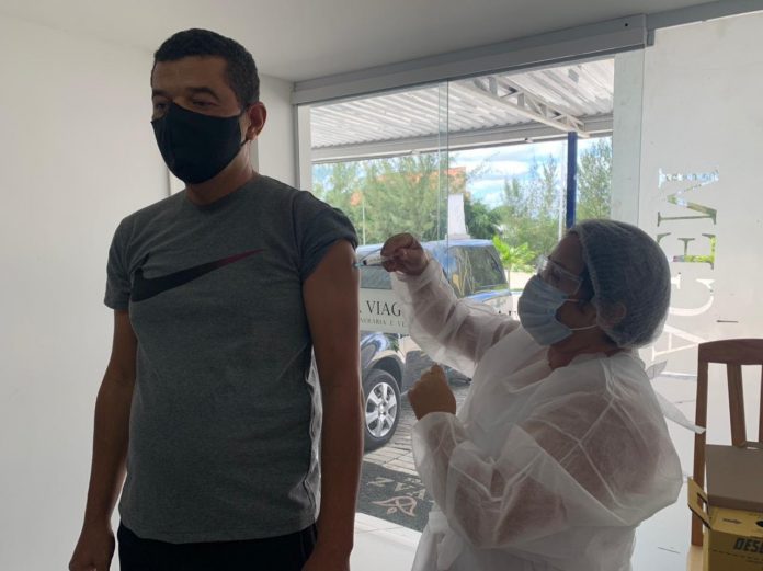 Coveiros e agentes de serviço funerário são vacinados contra Covid-19, em Campina Grande