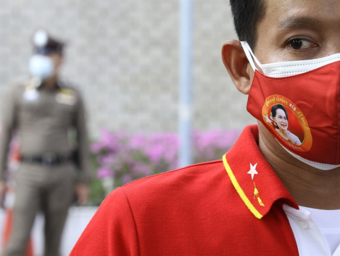 Myanmar: população protesta contra golpe militar e polícia apresenta acusações contra líder Suu Kyi