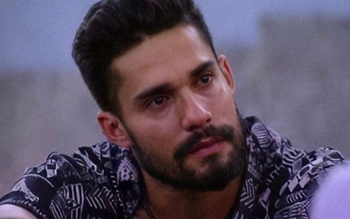 ‘BBB 21’: Mãe de Arcrebiano reza para filho ‘voltar à realidade’ após beijo em Karol Conká