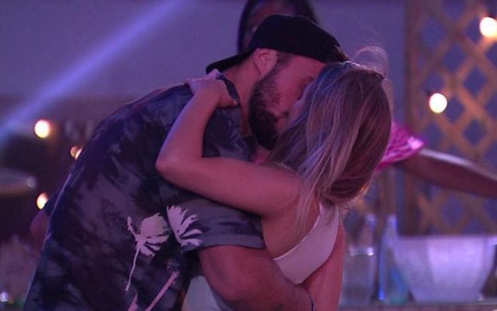Festa do ‘BBB 21’ tem beijo de Carla e Arthur, cantoria e Karol Conká com nova desavença