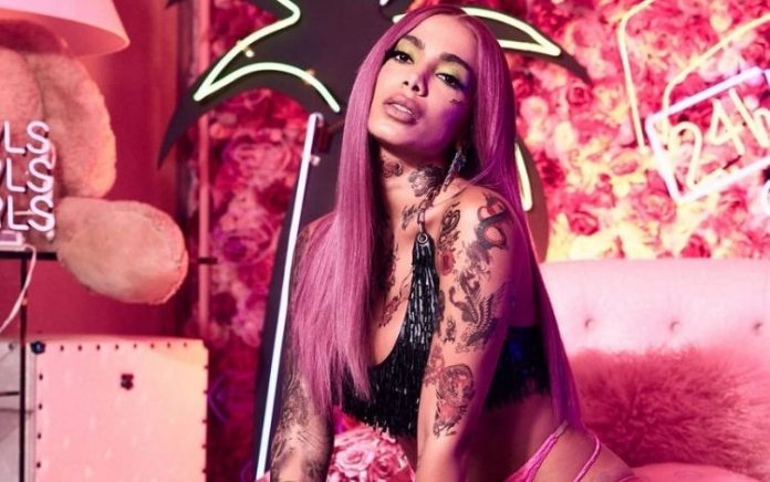 Anitta se diverte após vazar vídeo dela fazendo tatuagem íntima: ‘É muito linda’