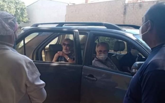 Tarcísio Meira e Glória Menezes tomam vacina conta a Covid-19