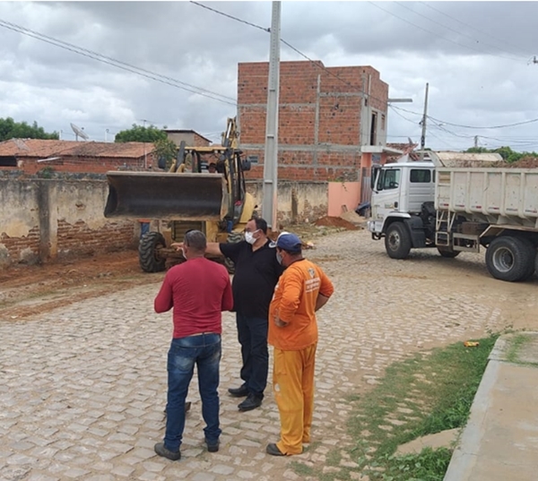 Prefeito Salomão Gomes acompanha de perto ação de Limpeza Urbana