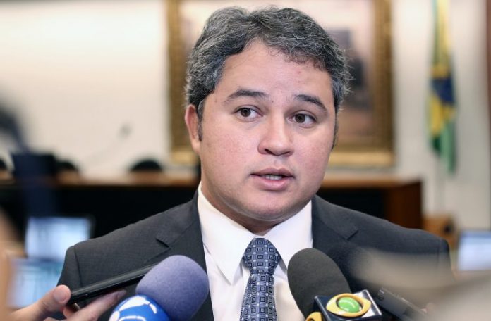 Saída de Maia ‘ajudará a pacificar’ o DEM, diz líder do partido