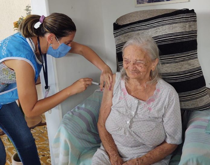 Líder camponesa Elizabeth Teixeira é vacinada contra Covid-19, aos 96 anos, na Paraíba