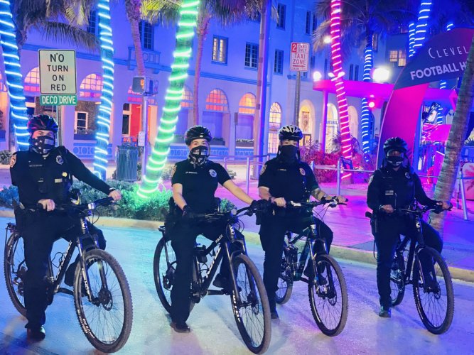 Tiroteio em centro turístico de Miami Beach deixa três pessoas feridas