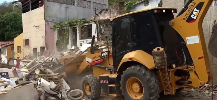 Escombros de casas que desabaram começam a ser retirados na Zona Leste de Natal