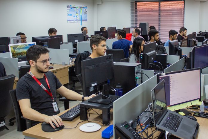 Empresas ligadas a parque tecnológico oferecem 55 vagas de trabalho na área de TI em Natal; salários são de até R$ 8 mil