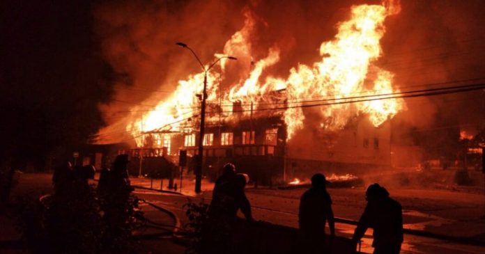 Policial mata artista de rua e provoca protestos violentos no Chile