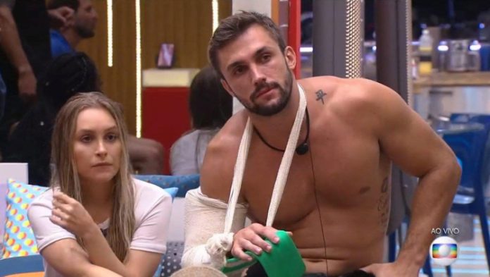 Após quatro horas fora do confinamento, Arthur volta para casa do ‘BBB 21’: ‘Nunca fui tão bem atendido’