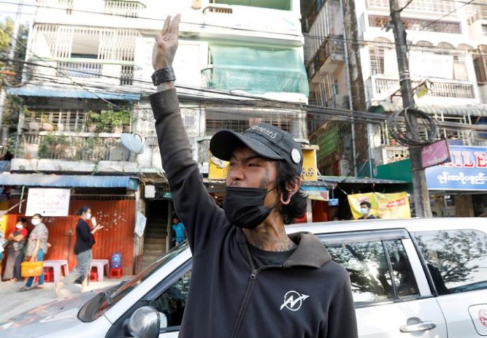 Myanmar bloqueia o Facebook após protestos serem organizados pela rede