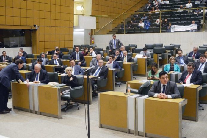 Acordo entre PSDB, PT e DEM deve manter comando tucano na Alesp