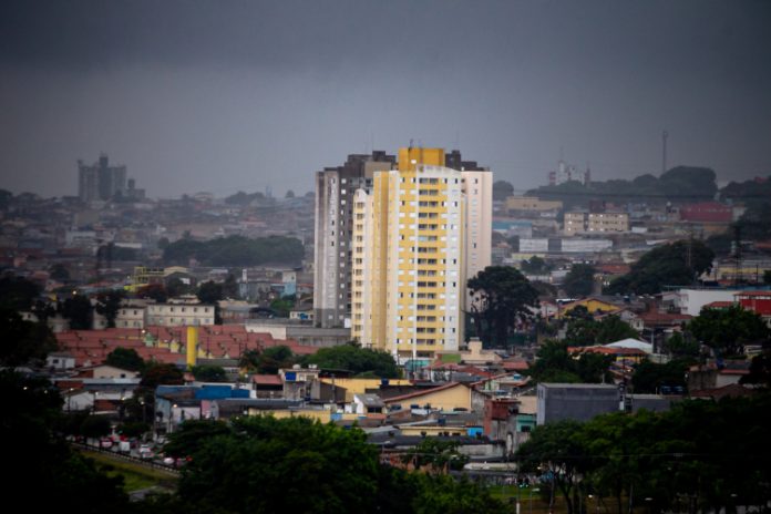 Chuvas fortes causam alagamentos em SP e cidade entra em estado de atenção
