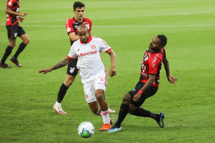 Inter joga mal e empata com Athletico-PR; Flamengo vence e se aproxima da liderança