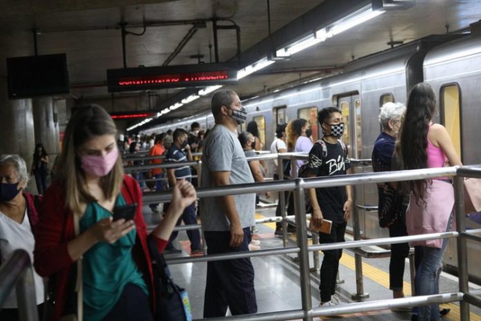 Transmissão do coronavírus está sem controle no Brasil, aponta Imperial College London