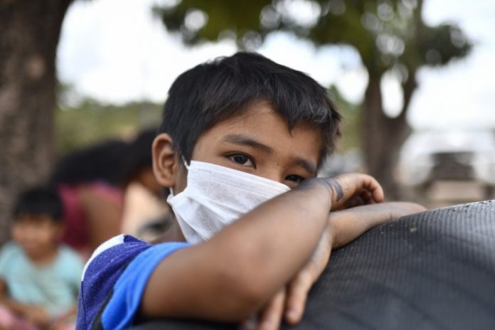 Usar duas máscaras é realmente eficaz contra o coronavírus? Tire suas dúvidas