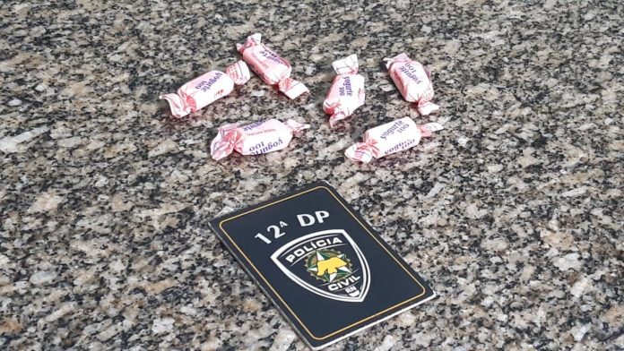 Mulher é presa suspeita de dopar aposentada com bala de iogurte com alucinógeno e roubá-la na saída de caixa eletrônico em Natal