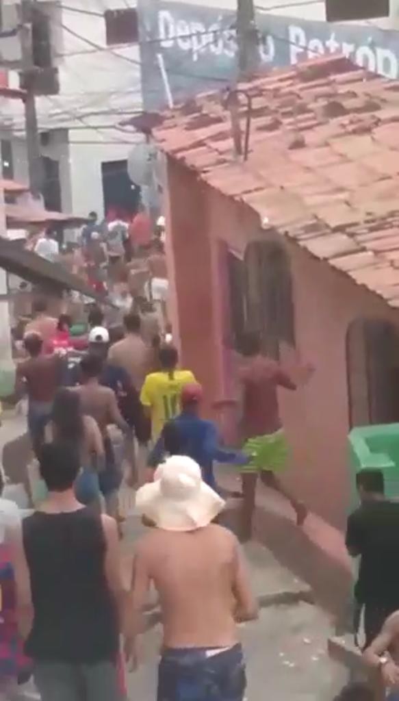 Jovens se aglomeram e fazem ‘guerra de ovos’ na Zona Leste de Natal