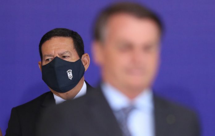Fora da agenda, Bolsonaro organiza reunião ministerial sem Mourão