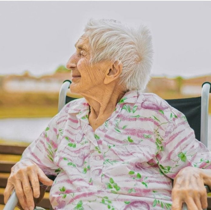 Vovó ‘tiktoker’ da PB é vacinada contra Covid-19 na véspera do aniversário de 100 anos