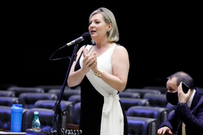 Joice chama Bolsonaro de ‘cafetão de deputado vendido’