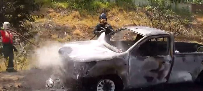 Caminhonete pega fogo na BR-101, na Grande Natal