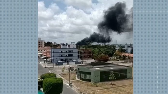 Incêndio atinge sucata e espalha fumaça em João Pessoa