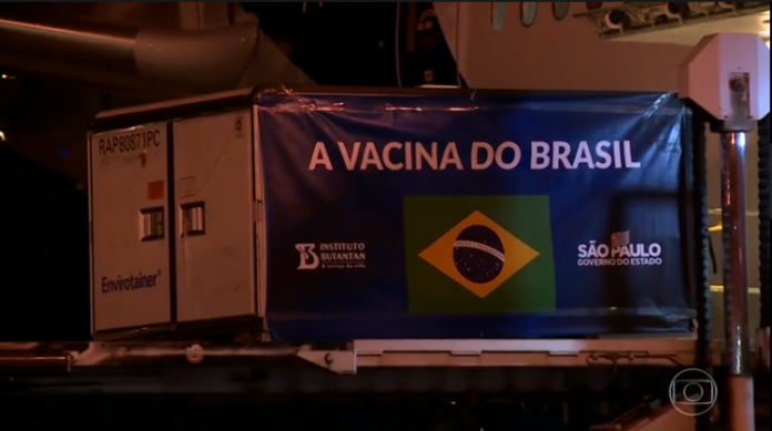 Avião vindo da China com insumos para 8,6 milhões de vacinas chega a São Paulo