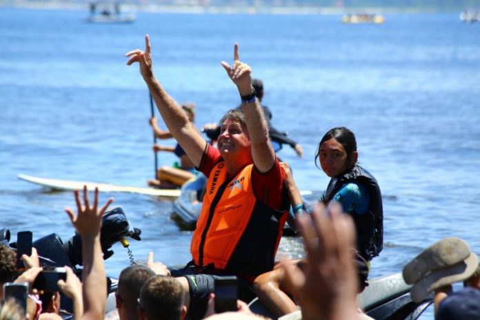 Bolsonaro causa aglomeração em praia em Santa Catarina durante passeio de jet ski