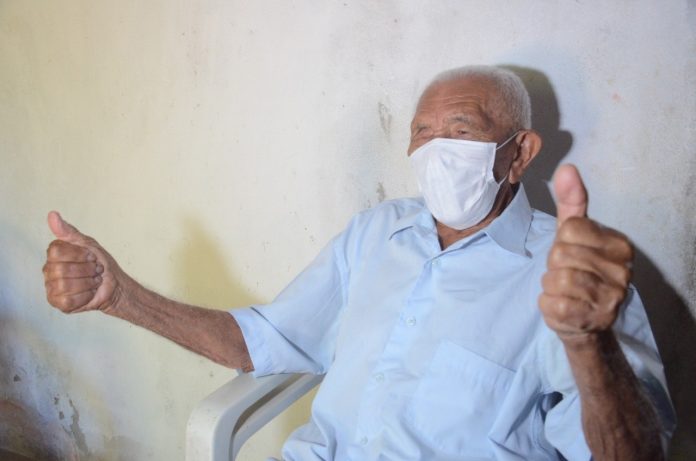 Idoso de 112 anos é vacinado contra Covid-19 na Grande Natal: ‘É importante e não faz medo’