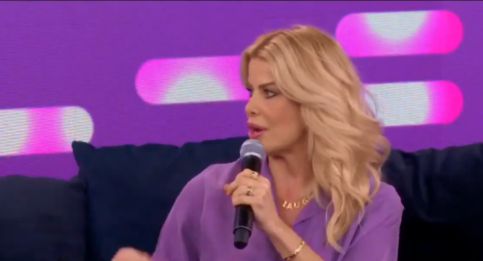 Karina Bacchi fala sobre exposição do filho e comenta carreira na televisão: ‘Sinto saudades de apresentar, de ter um programa meu’