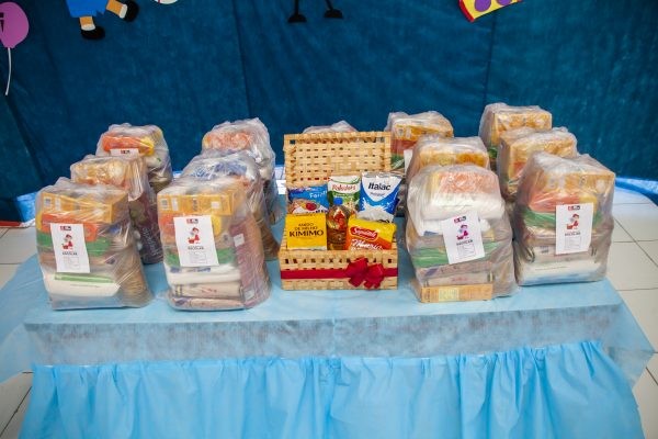 Alunos da rede municipal de ensino de João Pessoa recebem merenda para preparo em casa