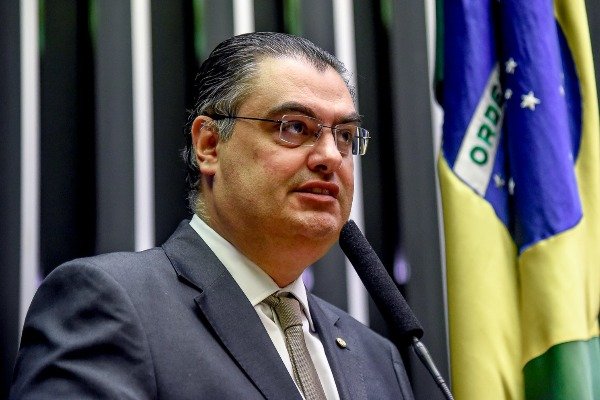 Deputados incentivam candidatura avulsa para disputa contra Bia Kicis na CCJ da Câmara