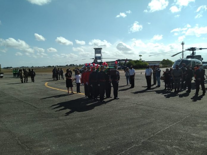 Corpo de José Maranhão chega à Paraíba para velório e enterro