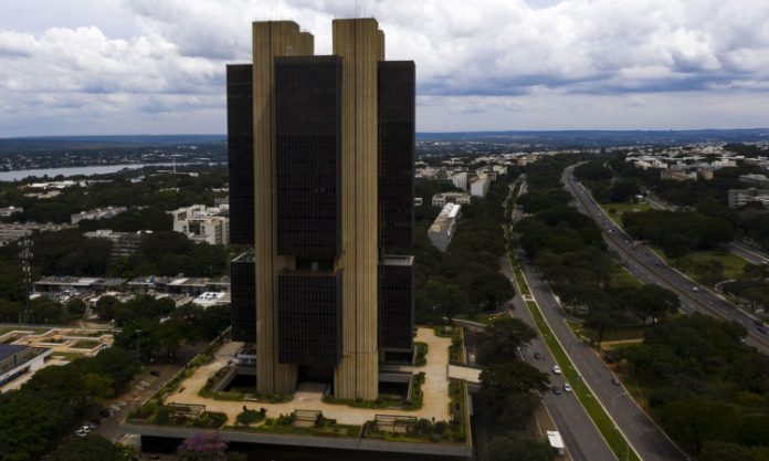 Bolsonaro sanciona autonomia do Banco Central e diz que ‘imortalizou instituição’