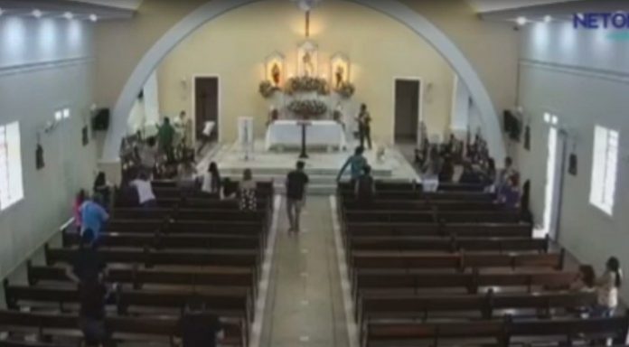 Forro do teto de igreja desaba durante celebração no interior do RN; veja vídeo