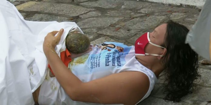 Mulher dá à luz em calçada a caminho de hospital, em João Pessoa