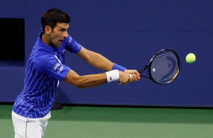 Djokovic ‘surta’, tem ataque de fúria e arrebenta raquente no chão; assista