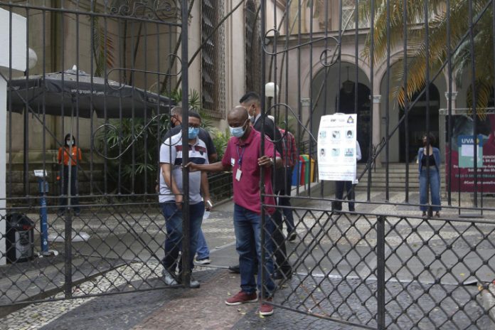 Primeira versão digital da história do Enem tem abstenção total de 71,3%