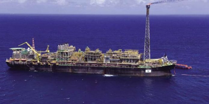 Incêndio em plataforma da Petrobras deixa trabalhador ferido