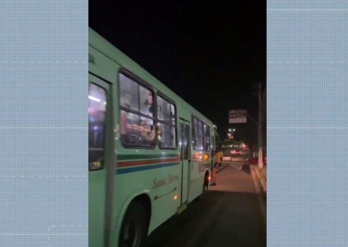 Vídeo mostra ciclista preso em porta de ônibus após questionar motorista sobre ultrapassagem em Natal; STTU apura caso
