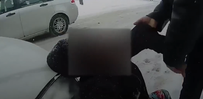 Polícia dos EUA algema e espirra spray de pimenta em menina de 9 anos; veja o vídeo