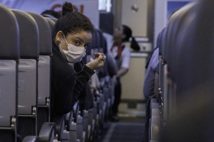 Governo recomenda evitar viagens para áreas com maior incidência de variante da Covid-19