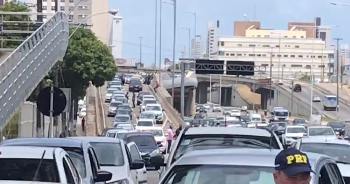 Motoristas de aplicativo e motofretistas fazem protesto contra preço dos combustíveis em Natal