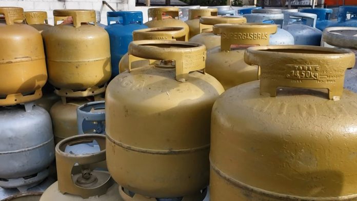 Procon encontra variação de R$ 22 em preço do botijão do gás de cozinha em Cabedelo, PB